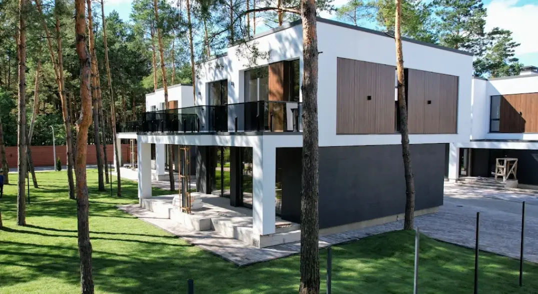Современный дом в Крыму с отделкой гибкой керамикой
