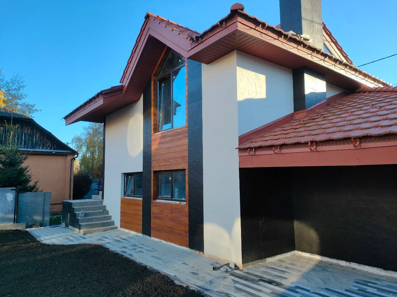 Современная сдержанность: дом с фасадом Rough Granite
